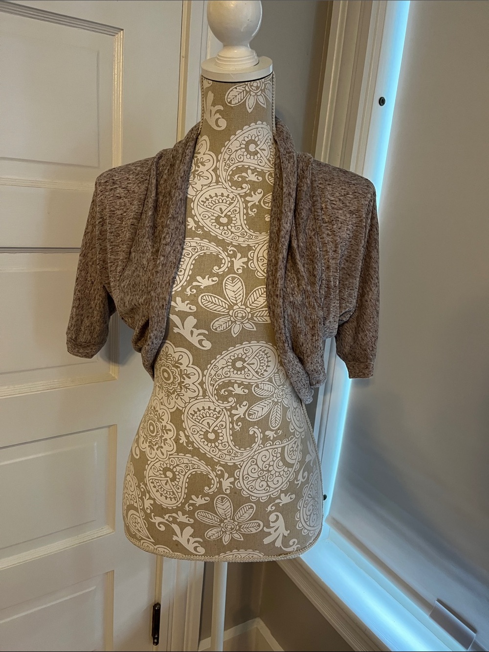 Iz Byer Heathered Taupe Short Sleeve Open-Front Shrug Brown